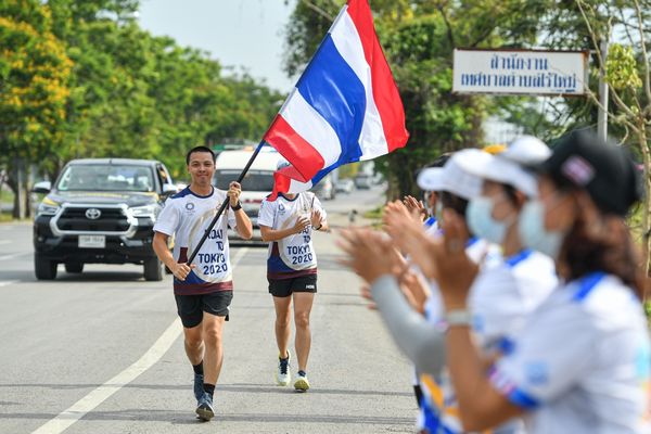 ชาวปราณบุรี ร่วมให้กำลังใจ “วิ่งส่งธงชาติไทย ไปโตเกียวโอลิมปิก วันที่สี่สุดคึกคัก (คลิป)