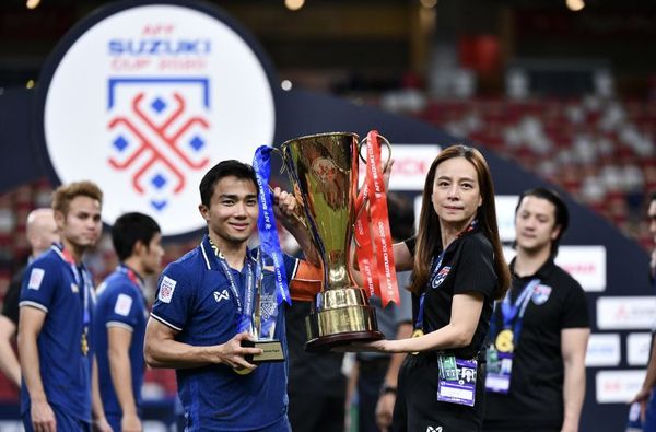 'ทีมชาติไทย' รับถ้วยแชมป์ซูซูกิคัพสมัย6ขณะที่'ชนาธิป-ธีรศิลป์'คว้ารางวัลสำคัญ