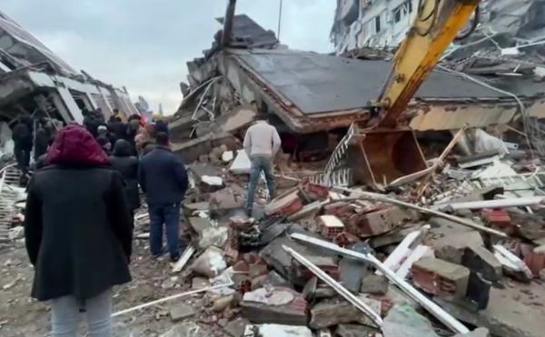 แผ่นดินไหวตุรกี-ซีเรีย เสียชีวิตทะลุ 3,700 ราย WHO หวั่นพุ่งอีก 8 เท่า!