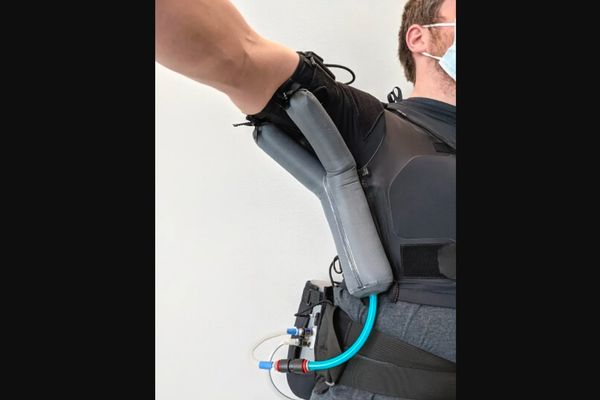 นักวิจัยประดิษฐ์เครื่องยกท่อนแขน ช่วยผู้ป่วยโรคกล้ามเนื้ออ่อนแรง ALS หยิบจับของได้