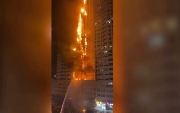เปิดคลิปนาทีระทึก! ไฟไหม้ตึกสูง ใน UAE เพลิงสีแดงฉาน