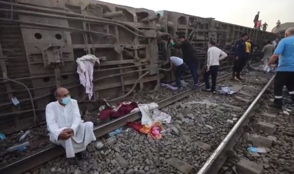 สลด! รถไฟตกรางในอียิปต์ เจ็บ-ตายกว่า 100 ราย