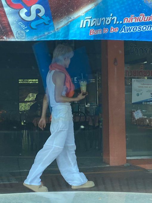 อากาศฮอตแค่ไหนก็สู้ไม่ได้ แทยง NCT ถอดเสื้อเดินเที่ยวเล่นใน เมืองไทย