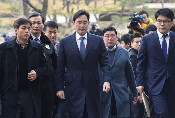 Jay Y. Lee รองประธาน Samsung โดนจับจำคุก 2 ปีเพราะติดสินบนประธานาธิบดี