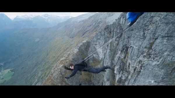 หวาดเสียวสุดๆ!! 'ทอม ครูซ' ซิ่งสองล้อข้ามสะพานขาดดิ่งหน้าผาใน Mission: Impossible 7