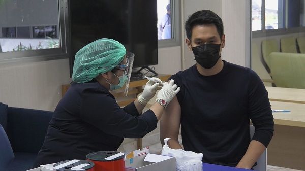 นักแสดงวิกหมอชิต เข้ารับการฉีดวัคซีนโควิด 19 (มีคลิป)
