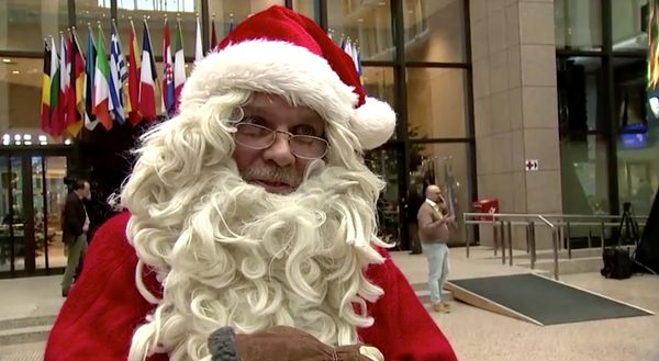 ซานต้าบุกเซอร์ไพรส์ที่ประชุมอียู กระตุ้นปัญหาโลกร้อน