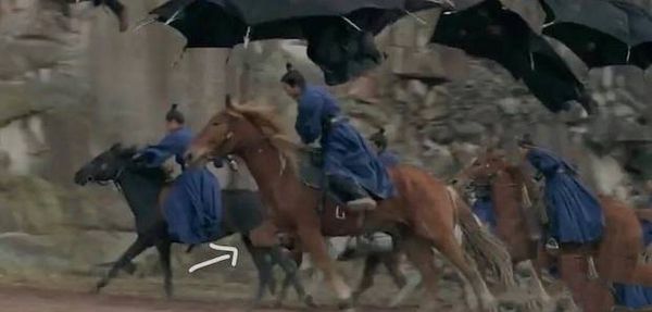ทารุณกรรมสัตว์?!! ชาวเน็ตร้องเรียนซีรีส์จีนเรื่องดังทำม้าเข้าฉากเสี่ยงชีวิต
