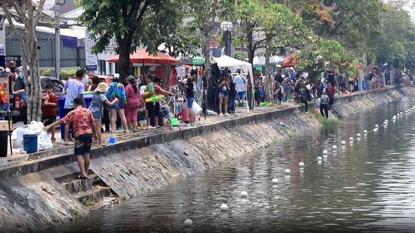 วันสงกรานต์ 2566 เชียงใหม่สุดคึกคัก นักท่องเที่ยวแห่เล่นสาดน้ำแน่นคูเมือง