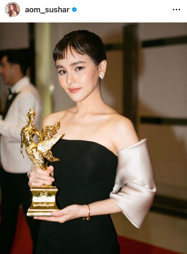 ออม สุชาร์ สุดปลื้ม รับรางวัลนักแสดงนำหญิง กินรีทองมหาชน ครั้งที่ 8  