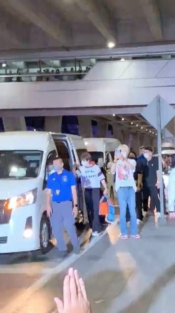 อปป้าถึงไทยแล้ว!! สมาชิก SUPER JUNIOR วิ่งเก็บภาพแฟนคลับไทยที่สนามบินไม่รู้เหนื่อย (มีคลิป)