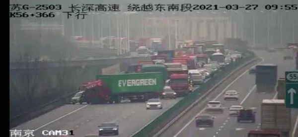 ทำบุญไหมพี่? รถบรรทุกตู้คอนเทนเนอร์ Evergreen เกิดอุบัติเหตุกีดขวางถนนในจีน
