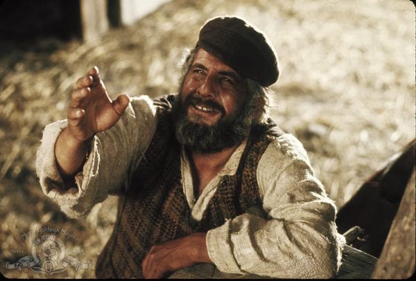 สิ้นตำนาน “Chaim Topol ” ผู้รับบท Tevye ใน Fiddler on the Roof - บุษบาหาคู่                                   