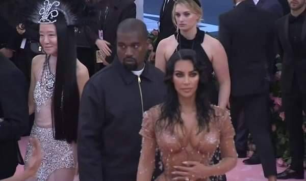 เดินทางกลับแอลเอแล้ว! Kanye West ปรากฎตัวในที่สาธารณะครั้งแรกหลัง Kim Kardashian ฟ้องหย่า