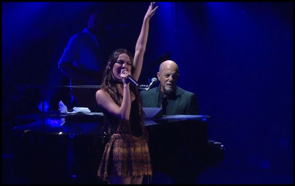 เซอร์ไพรส์ Olivia Rodrigo นักร้องสาวขวัญ GENZ   ร่วมแสดงในคอนเสิร์ตของศิลปินรุ่นเดอะ Billy Joel