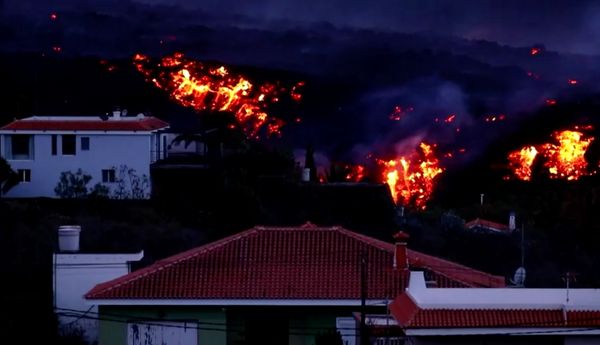 เปิดภาพ-คลิปสุดสะพรึง! ภูเขาไฟพ่นลาวาเผาทำลายบ้านเรือนในสเปน 