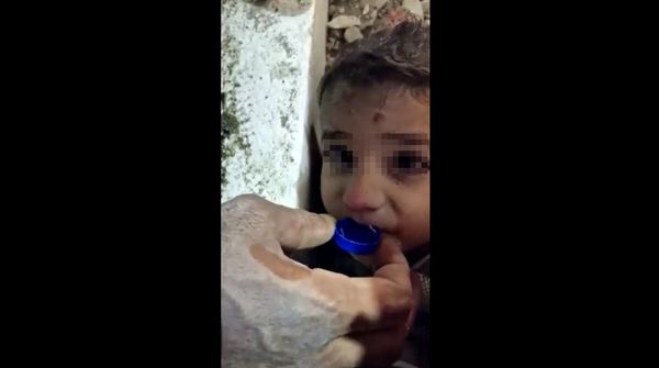 แผ่นดินไหวตุรกี เปิดภาพนาทีช่วยเด็กใต้ซากปรักหักพัง-ประกาศภาวะฉุกเฉิน 3 เดือน