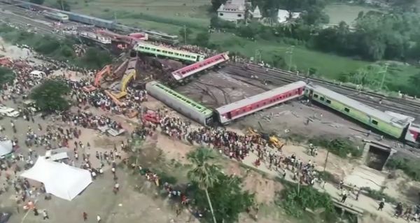 เปิดภาพมุมสูงความเสียหายจากโศกนาฏกรรม รถไฟชนกันในอินเดีย