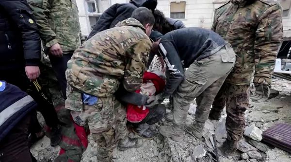 แผ่นดินไหวตุรกี เปิดภาพนาทีช่วยเด็กใต้ซากปรักหักพัง-ประกาศภาวะฉุกเฉิน 3 เดือน