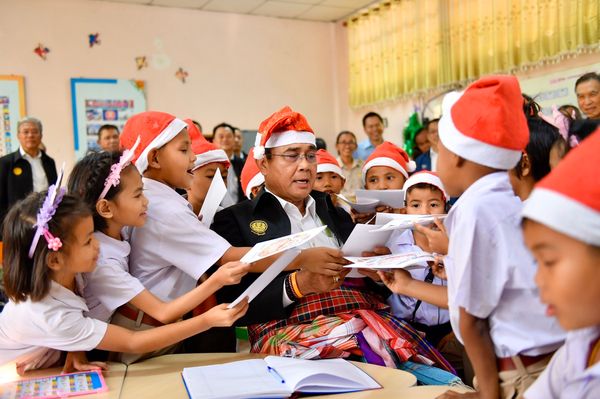 'ซานต้าลุงตู่' ตรวจเยี่ยมโรงเรียนบ้านภูดิน ร่วมพูดคุยกับเด็กๆ สนุกสนาน