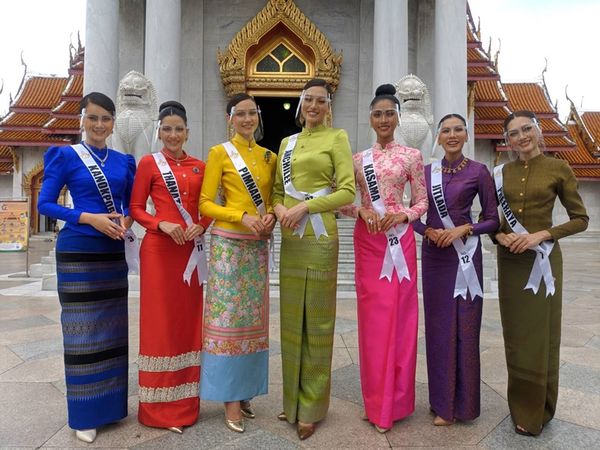 30 สาวงามผู้เข้าประกวด MUT 2021 สวมใส่ชุดไทยจิตรลดา ทำบุญตักบาตร