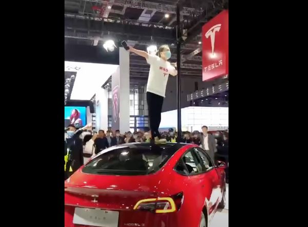 สาวจีนเดือด! ปีนขึ้นรถ Tesla กลางงานออโต้โชว์ ประท้วงเหตุเบรกไม่ยอมทำงาน!