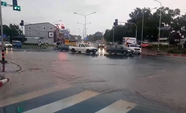 ฝนถล่มสุราษฎร์ฯ! น้ำท่วมถนนหลายสาย รถเล็กผ่านไม่ได้