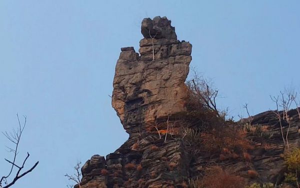 ชาวเน็ตฮือฮา! หินรูปร่างแปลกคล้าย “ฝ่ามือพระยูไล” ยอดผา จ.สุโขทัย