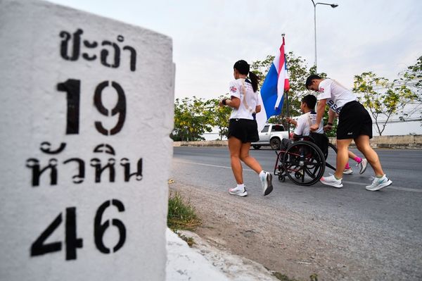 ผู้ว่าเพชรบุรี นำทีม วันที่ 3 วิ่งส่งธงชาติไทย ไปโตเกียวโอลิมปิก (คลิป)