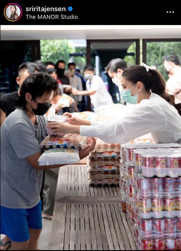 ริต้า ศรีริต้า - กรณ์ ณรงค์เดช ปันความสุข มอบข้าวสารอาหารแห้งให้ประชาชน