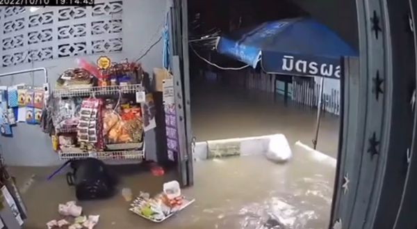น้ำท่วมนนทบุรี เปิดภาพวงจรปิดนาทีกำแพงกั้นน้ำแตก หนีกันวุ่น 