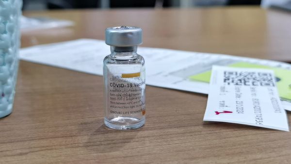 ชาวราชบุรีเฮ! วัคซีนโควิดล็อตแรกมาถึงแล้ว สสจ.ประเดิมฉีดเข็มแรก