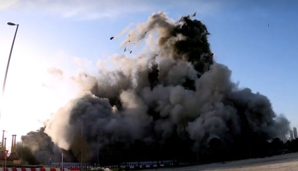 ยูเออีโชว์ระเบิดทำลาย 4 ตึกสูง พังราบใน 10 วินาที