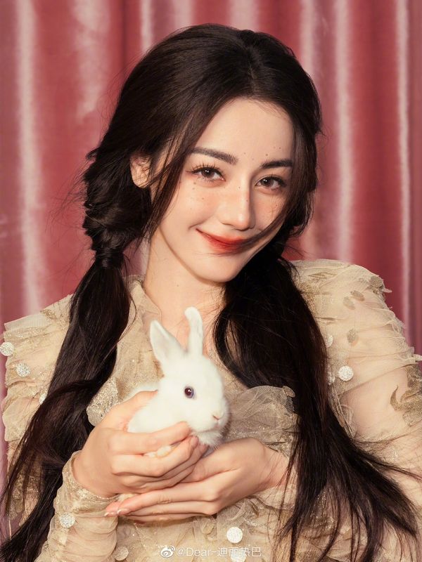 คนหรือนางฟ้า?!! 'ตี๋ลี่เร่อปา' นางเอกจีนเผยลุคเจ้าหญิงน้อยอุ้มกระต่ายอวยพรตรุษจีน