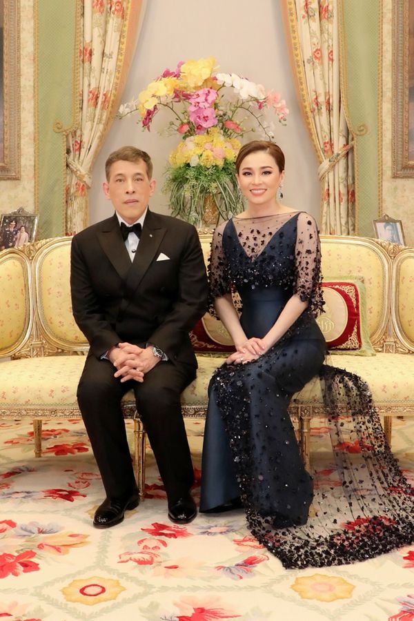 ในหลวง-พระราชินี พระราชทานบัตรอวยพรปีใหม่ ประจำปีพุทธศักราช 2566 แก่ปวงชนชาวไทย