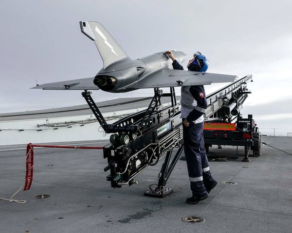 โดรน Banshee Jet 80+ ถูกทดสอบบนเรือบรรทุกเครื่องบินพรินซ์ออฟเวลส์