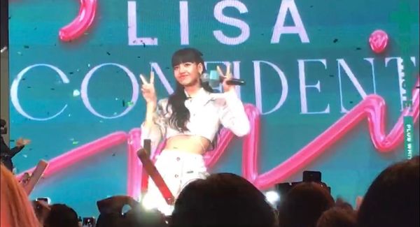 ลิซ่า BLACKPINK อวดความน่ารัก ในงานอีเว้นท์ที่ไทยหลังจบคอนเสิร์ตใหญ่ (มีคลิป)