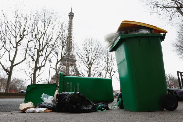 กรุงปารีสขยะเกลื่อนเมือง หลังเจ้าหน้าที่หยุดงานต้านแผน “มาครง”