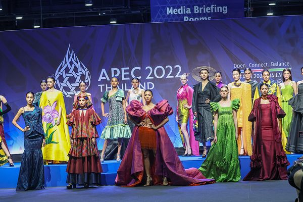 APEC 2022 สัญลักษณ์มิตรภาพ แฟชั่นโชว์ผ้าไหมไทยจากดีไซเนอร์ 21 เขตเศรษฐกิจเอเปค 
