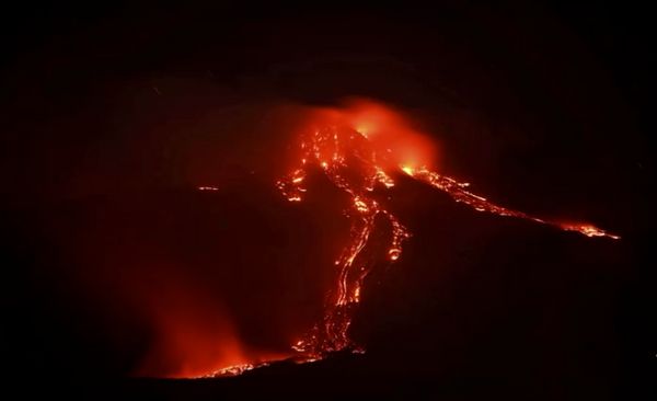 เปิดภาพ ‘ภูเขาไฟเอตนา’ ทรงพลังที่สุดในยุโรปปะทุพ่นลาวา