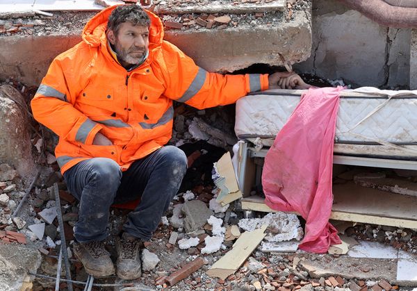 แผ่นดินไหวตุรกี เปิดภาพสุดเศร้าพ่อนั่งจับมือลูกสาวเสียชีวิตใต้ซากปรักหักพัง