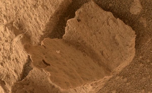 รถ Curiosity พบหินคล้ายหนังสือที่เกิดจากการกัดเซาะของน้ำ