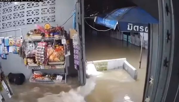 น้ำท่วมนนทบุรี เปิดภาพวงจรปิดนาทีกำแพงกั้นน้ำแตก หนีกันวุ่น 