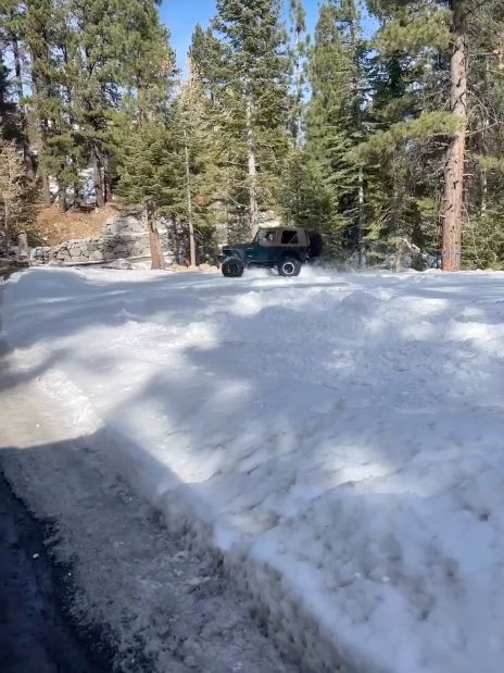 โพสต์แรกหลังอุบัติเหตุ!! ภาพ 'เจเรมี เรนเนอร์' หลังถูกรถหิมะทับวันขึ้นปีใหม่