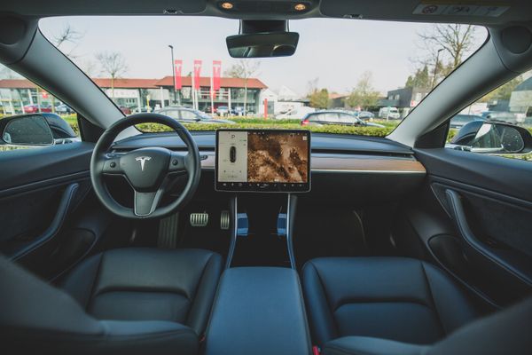 Tesla ติดตั้งกล้อง เพิ่มฟีเจอร์ใหม่ช่วยตรวจจับคนขับขณะขับขี่