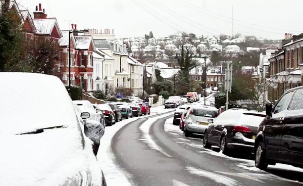 อังกฤษ เจอสภาพอากาศแปรปรวน อุณหภูมิลดต่ำสุดในรอบ 10 ปี