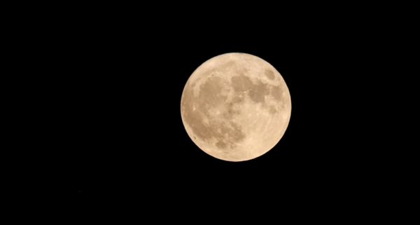 เปิดภาพซูเปอร์มูน พระจันทร์เต็มดวงลอยเด่นเหนือ “วิหารโพไซดอน” 