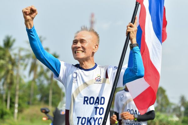 ฟิตปั๋ง คุณปู่วัย 83 เเท็กทีมวัยเก๋า วิ่งส่งธงชาติไทย วันที่ 10