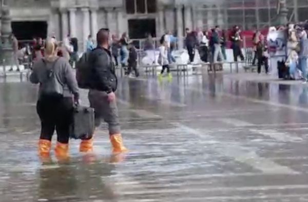 เปิดภาพน้ำท่วม ‘เมืองเวนิส’  หลังน้ำทะเลหนุน นทท.ไม่แคร์ถ่ายรูปเป็นที่ระลึก
