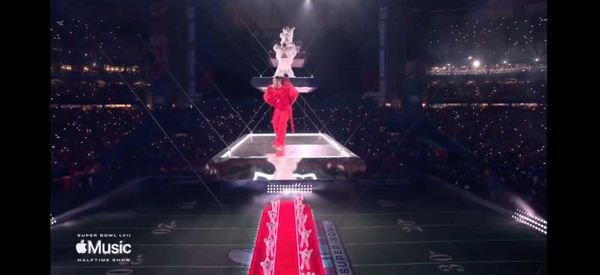 'ริฮานน่า' คัมแบ็กยิ่งใหญ่!! เปิดภาพคืนเวทีรอบ7ปี โชว์พักครึ่ง Super Bowl